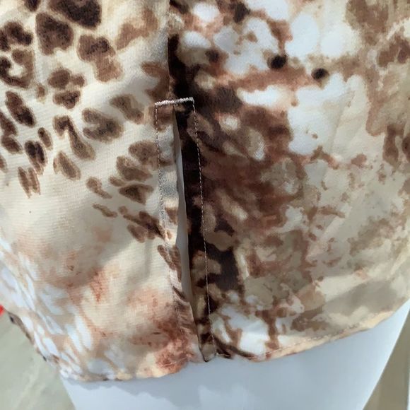 Chico’s 🦒 Print, Button Sleeve, Floaty Summertime Blouse. - Picture 10 of 11